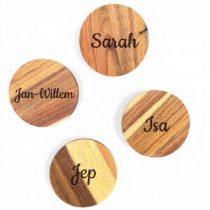 Set van vier ronde teakhouten onderzetters met je eigen tekst erin gegegraveerd